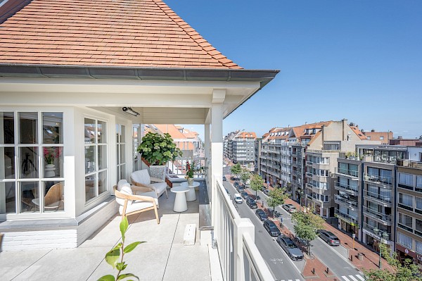 Appartement en duplex de luxe rénové avec de belles terrasses ensoleillées situé au centre de Knokke.