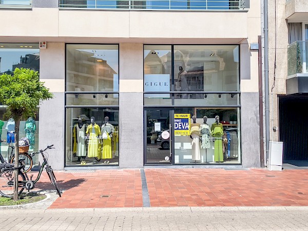 Excellent emplacement commercial situé du côté sud de la place du Triangle avec une belle vitrine de plus de 7 mètres.