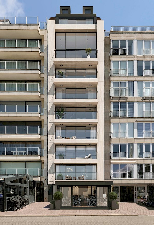 Nieuwbouw horecapand met zeezicht en zonneterras gelegen aan de westkant van het Rubensplein