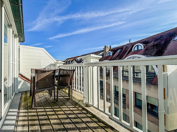 Appartement en duplex récemment rénové et calme avec trois grandes chambres, proche de la Zoutelaan et des commerces. Possibilité de parking.