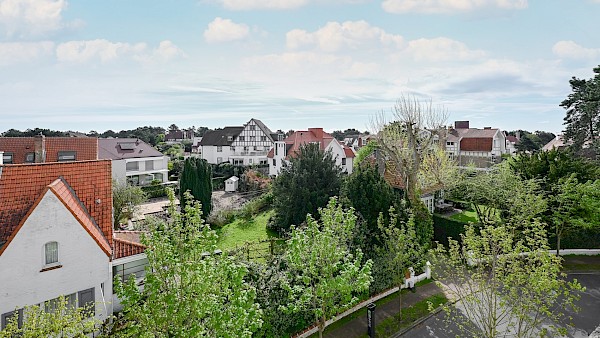 Appartement soigné avec une belle largeur de façade bénéficiant d'une vue dégagée sur les villas, situé en plein centre de Knokke.