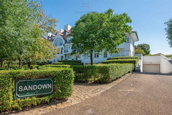 Prachtig hoekappartement met grote terrassen in het prestigieuze domein "Tennis Gardens", Zoute.