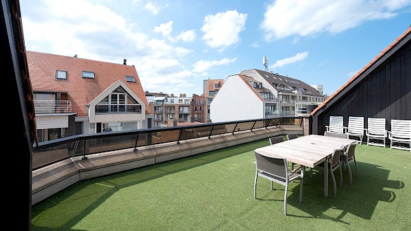 Ruim duplex dakappartement met uitzonderlijke terrassen, gelegen vlakbij de Zeedijk. Ruime box op GLV