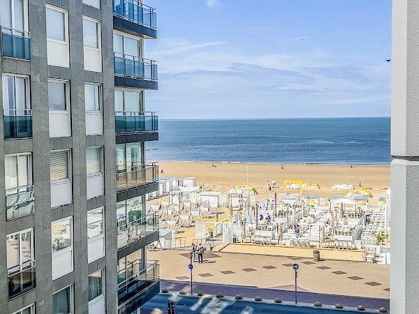 Appartement ensoleillé à rafraîchir avec une belle vue latérale sur la mer, à proximité de la place du Triangle.