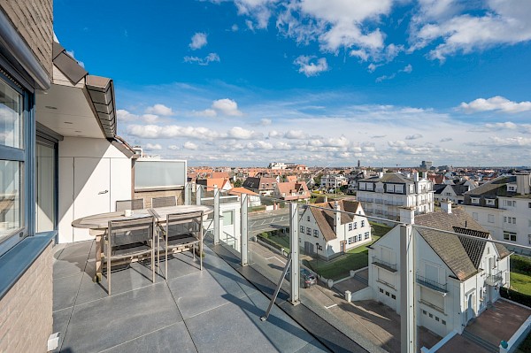 Prachtige duplex dakappartement met  2 zeer zonnige terrassen en unieke vergezichten gelegen op de Jozef Nellenslaan. Tandembox te koop op het gelijkvloers