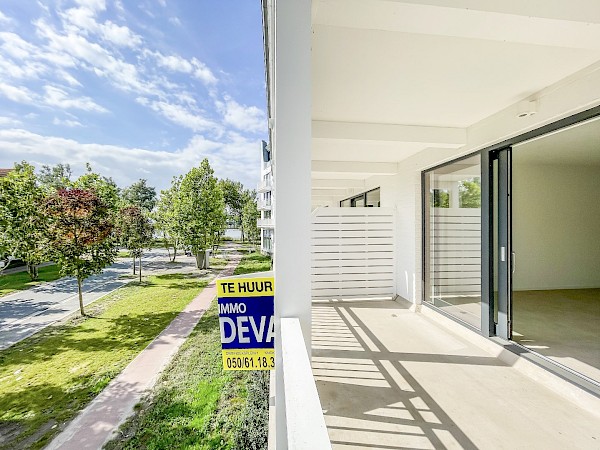 Nieuwbouwappartement met 2 slaapkamers en zonnig terras, rustig gelegen te Duinenwater. Garagebox in het gebouw