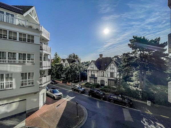 Appartement spacieux de 2 chambres avec une vue ouverte magnifique, situé à proximité de la digue et de l'avenue du Littoral.