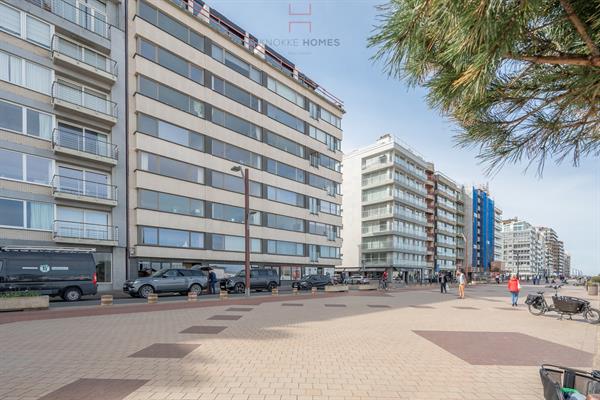 Instapklaar gerenoveerd 3 slaapkamer-appartement met een prachtig en breed frontaal zeezicht.