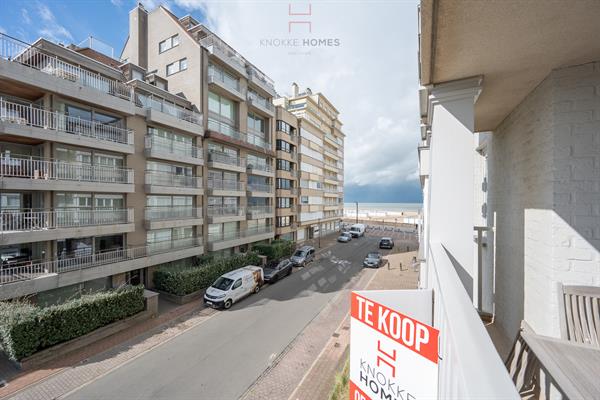 Bel appartement ensoleillé avec vue latérale mer.