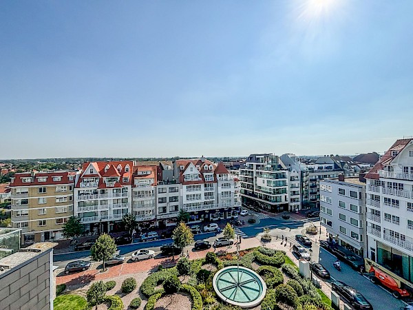 Aangenaam zuidgericht duplex dakapp. met 2 zuidgerichte terrassen. Mogelijkheid aankoop inpandige parking.