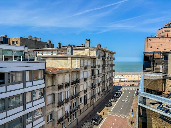 Aangenaam dakappartement met uitzonderlijke zonneterrassen en zijdelings zeezicht, gelegen op 50 meter van de Zeedijk.