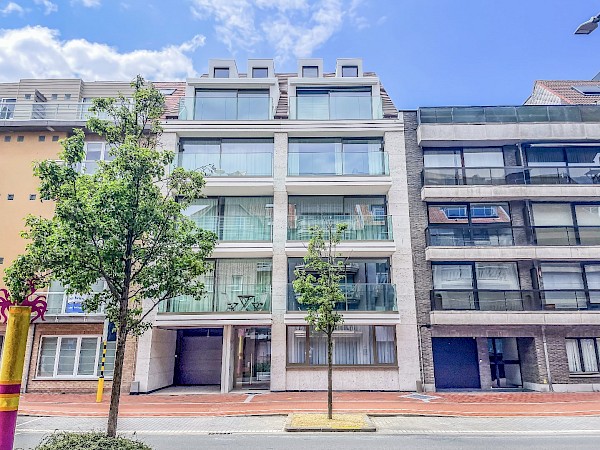 Nieuw appartement gelegen in het centrum van Knokke ( P. Parmentierlaan). Parking te koop