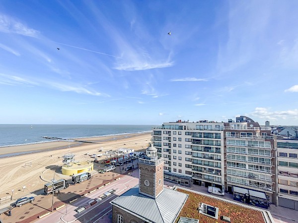 Duplex dakappartement met mooi zeezicht en 2 zonneterrassen gelegen aan het Lichttorenplein. Garage te koop