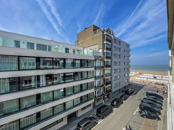 Gezellig gemeubeld appartement met zijdelings zeezicht gelegen vlakbij het Driehoeksplein.