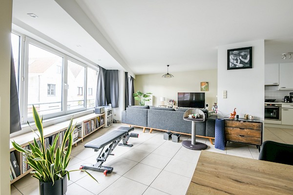 Rustig gelegen appartement met veel licht en prachtig zonneterras achteraan gelegen te Oud Knokke. Aankoop garagebox mogelijk.