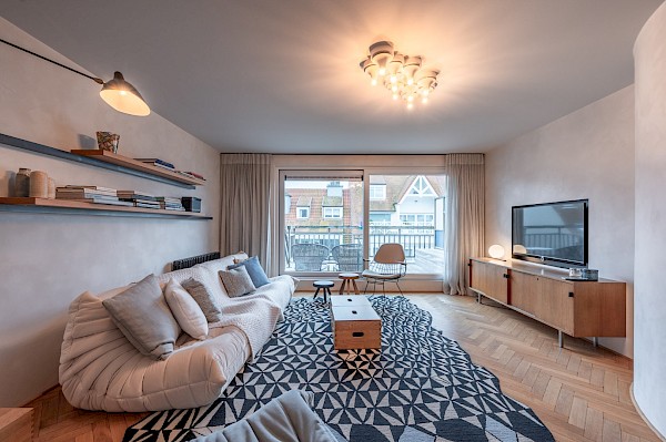 Uitzonderlijk afgewerkt duplex dakappartement gelegen aan de zuidkant van de Kustlaan, vlakbij het Driehoeksplein.