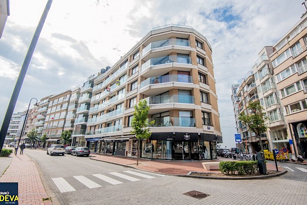 Appartement prêt à emménager avec une façade agréable et une vue latérale sur la mer, situé à proximité de la place Albert.