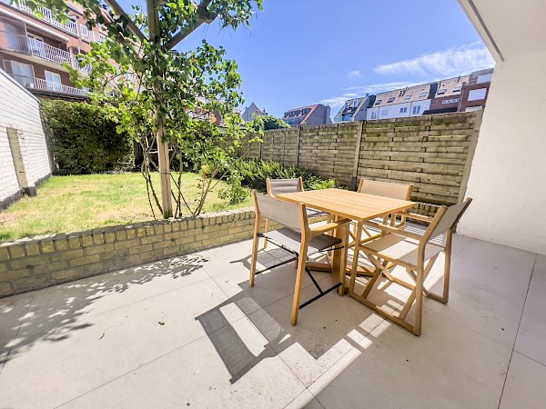 Prachtig gerenoveerd gelijkvloersappartement met zuidgerichte tuin, centraal gelegen op de Dumortierlaan vlakbij het Driehoeksplein.