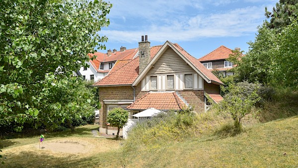 Authentique villa des dunes située dans le Zoute sur un sentier tranquille à distance de marche de la digue et de l'Avenue du Littoral.