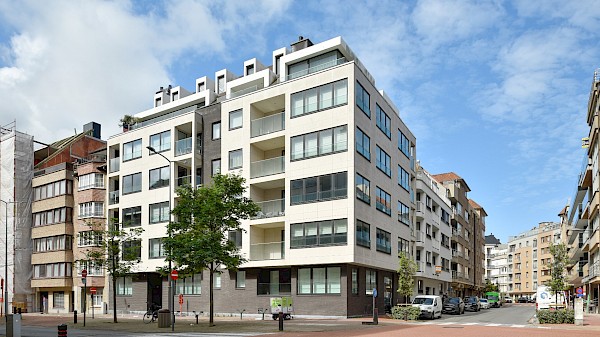 Grand appartement résidentiel situé à distance de marche du front de mer et du centre de Knokke. Achat de box intégré possible.