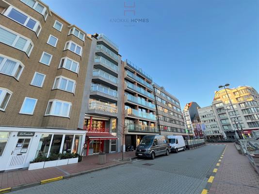 Klassiek gemeubeld appartement met frontaal zicht over het Van Bunnenplein en de zee