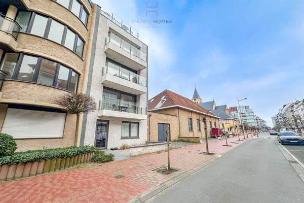 Appartement meublé au rez-de-chaussée avec jardin privé.