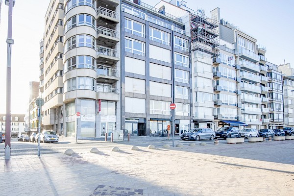 Angle commercial avec une belle vitrine situé sur la digue du Zoute, près de la place Albert.