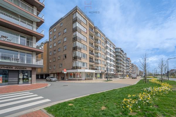 Ruime garagebox, gelegen in een zijstraat tussen de Graaf d'Ursellaan en de Zeedijk in Heist